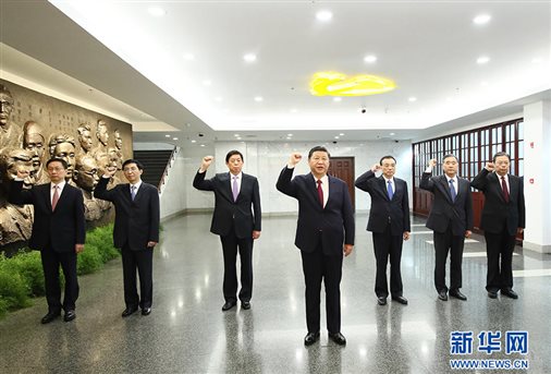 10月31日，中共中央總書記、國家主席、中央軍委主席習近平帶領中共中央政治局常委李克強、栗戰書、汪洋、王滬寧、趙樂際、韓正，瞻仰上海中共一大會址和浙江嘉興南湖紅船。這是31日上午，在上海中共一大會址紀念館，習近平帶領其他中共中央政治局常委同志一起重溫入黨誓詞。